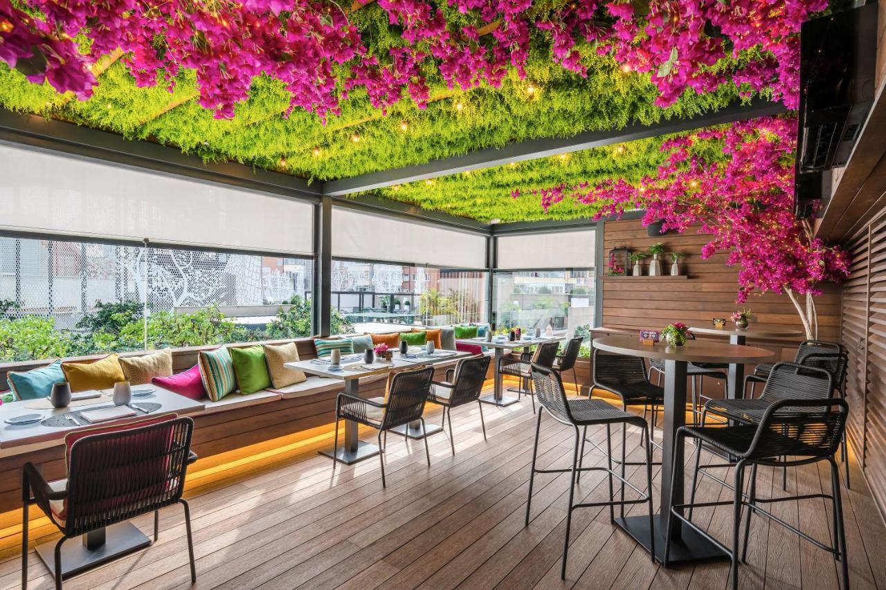 فندق بارثيللو إيماخينيه مدريد المظهر الخارجي الصورة The rooftop bar at the hotel