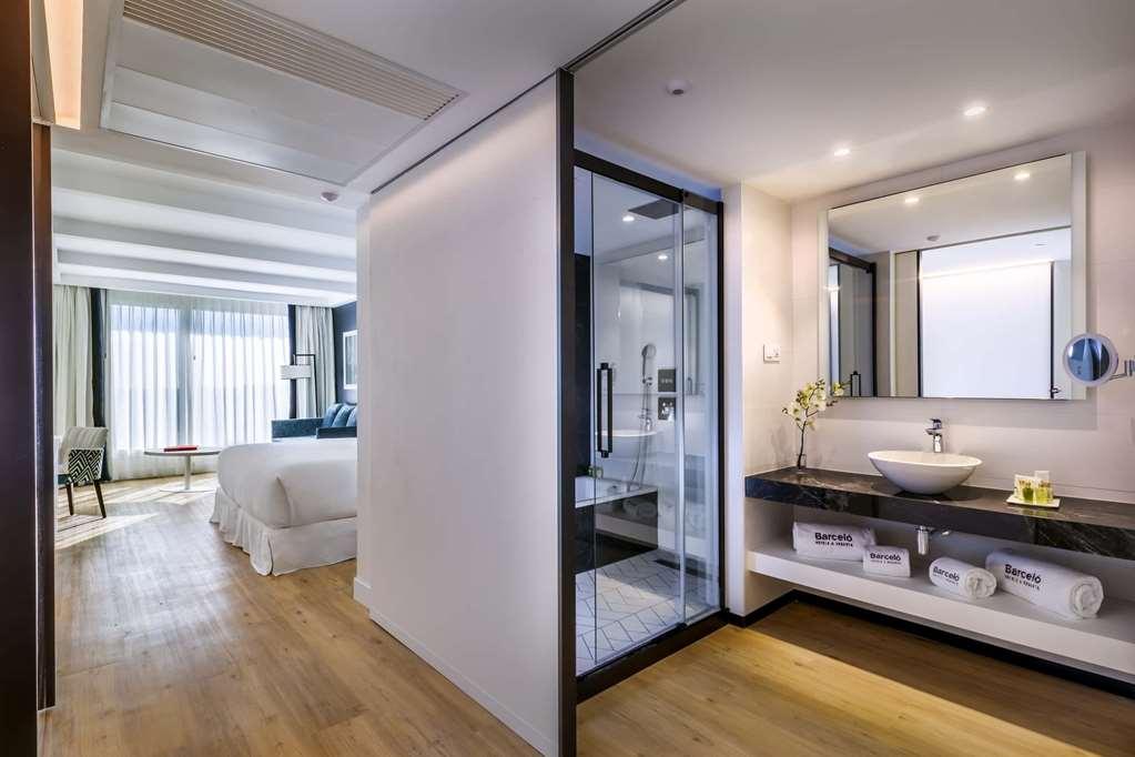 فندق بارثيللو إيماخينيه مدريد الغرفة الصورة A bathroom at the hotel