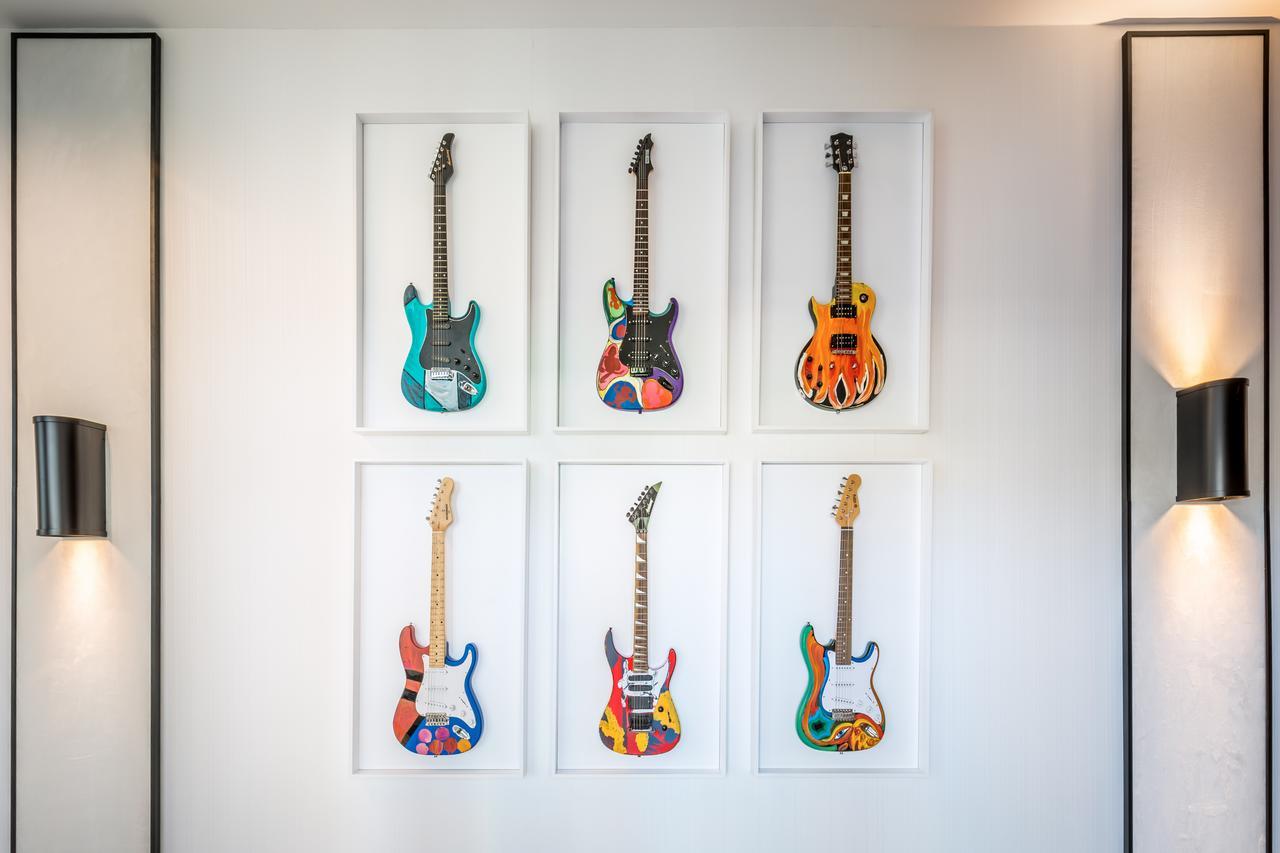 فندق بارثيللو إيماخينيه مدريد المظهر الخارجي الصورة The six signature guitars