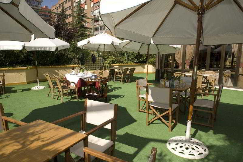 فندق بارثيللو إيماخينيه مدريد المظهر الخارجي الصورة Artificial grass terrace